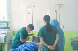 Phi công người Anh mắc COVID-19 đã tự ăn uống trên giường bệnh