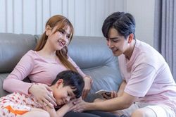 Thu Thủy hát tặng con gái sắp chào đời