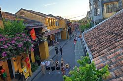 Phố cổ Hội An dập dìu du khách tham quan sau thời gian đóng cửa chống dịch