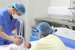 Ca mổ khẩn cấp trong đêm cứu trái tim bé trai 15 giờ tuổi