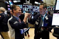 Chứng khoán Mỹ lập kỷ lục, Dow Jones nhảy vọt 150 điểm