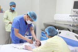 'Nín thở' cứu bé trai mới 15 giờ tuổi mắc bệnh tim hiếm gặp
