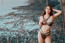 'Cá sấu chúa' Quỳnh Nga diện bikini hở khuôn ngực tròn đầy cùng vòng eo 55 siêu gợi cảm