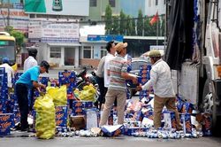 Xe chở bia bị lật, tài xế bật khóc được dân tình giúp đỡ