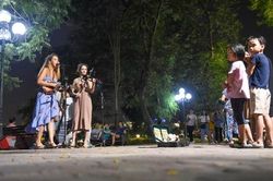 Cầm đàn chu du 19 quốc gia, hai cô gái Nga lại trót 'phải lòng' Hà Nội