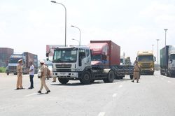 Vướng Container nối đuôi ra vào cảng, QL1A kẹt cứng nhiều giờ