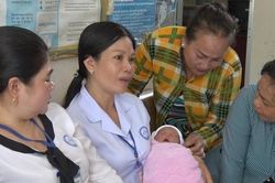 Bé sơ sinh bị bỏ vào bụi cây ven đường