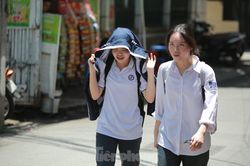 Học sinh Hà Nội đội nắng chang chang, chịu nóng hầm hập đến trường