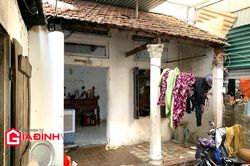 Mẹ già và 13 đứa con mưu sinh trong ngôi nhà chưa đầy 30m2