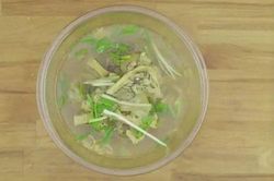 Hướng dẫn nấu món canh măng móng giò ngon 'lạc lối', cả nhà cùng mê