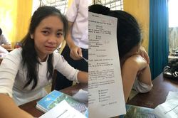 Nữ sinh khóc nức nở dù đạt 9,75 điểm tiếng Anh, lý do sau đó khiến nhiều người đồng cảm