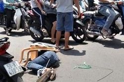 Bị truy đuổi, nghi can trộm xe SH đâm 3 người bị thương