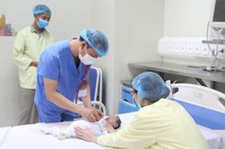 Nghẹt thở cứu sống bé sơ sinh 15 giờ tuổi bị tổn thương tim bẩm sinh