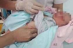Thông tin mới nhất về tình hình sức khỏe bé sơ sinh bị bỏ rơi dưới hố ga ở Hà Nội sau 15 ngày nhập viện