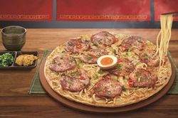Nhà hàng ở Đài Loan giới thiệu pizza với topping mỳ ramen: Netizen kẻ khóc, người cười