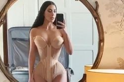 Vòng eo nhỏ khó tin của Kim Kardashian