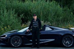 Cụ ổng 78 tuổi lái siêu xe McLaren 720S Spider điêu luyện