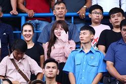 Sau tất cả, Huỳnh Anh vẫn tới sân Gò Đậu cổ vũ cho Quang Hải đối đầu B.Bình Dương