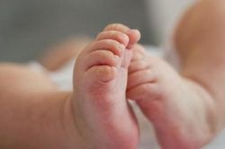 Bé sơ sinh chết tức tưởi vì hàng xóm đến thăm mắc Covid-19