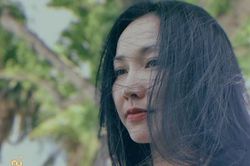 Vì dịch COVID-19, diễn viên Kim Hiền không thể bay về Việt Nam chịu tang mẹ