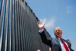 Thăm bức tường biên giới Mỹ-Mexico, Tổng thống Trump tuyên bố bất ngờ