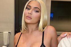 Nữ tỉ phú 'hụt' Kylie Jenner ngực đầy nóng bỏng với nội y