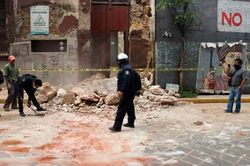 Hình ảnh động đất rung chuyển Mexico, cảnh báo sóng thần