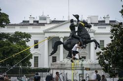 Tổng thống Trump dọa bỏ tù những người phá các di tích của Mỹ