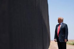 Tổng thống Trump tuyên bố tường biên giới có thể chặn được cả dịch COVID-19