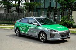 Từ 15/7, taxi công nghệ phải dán đủ 3 loại tem, tài xế bắt buộc có chứng chỉ nghiệp vụ