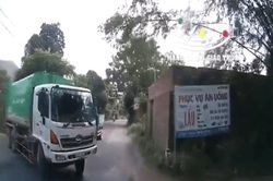 Nữ tài xế xe tải tranh đường với xe vệ sinh môi trường khiến cộng đồng mạng bức xúc