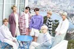 Theo trào lưu hoán đổi giới tính, cùng chiêm ngưỡng BTS phiên bản nữ cực xinh gái dưới bàn tay chỉnh ảnh của fan