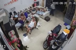 Clip: Cặp vợ chồng mải mê xem tivi, trộm lẻn vào lấy trộm điện thoại trong tích tắc