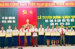 Hướng Hóa: Tuyên dương hơn 100 học sinh và giáo viên tiêu biểu năm học 2019 – 2020