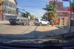 Lao người vào ô tô, nam thanh niên suýt bị xe đầu kéo cán nát chân