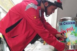 'Mát ruột' quán trà chanh miễn phí tặng kèm cả khăn lạnh cho người lao động nghèo giữa những ngày nắng nóng đỉnh điểm ở Hà Nội