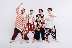 Trong thế giới fangirl: Ngọt là những anh hàng xóm đến để thế giới của tôi bớt cô đơn