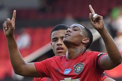 Pogba bay bổng, Martial thăng hoa, M.U đại thắng và áp sát top 4
