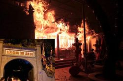 Hà Nội: Cháy lớn tại ngôi đền Quan Tam Lâm Du ở quận Long Biên