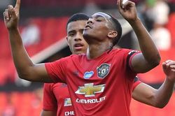 Martial lập hat-trick: Trên con đường của Robin van Persie