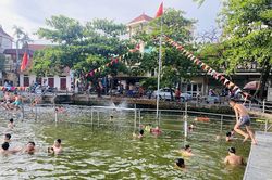 Mùa hè đỏ lửa, ao làng phủ kín bèo 'lột xác' thành bể bơi