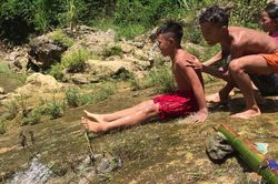 Nín thở xem trẻ em vùng cao trượt thác nước mạo hiểm giữa hè nắng nóng