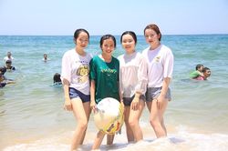 Hàng nghìn người đội nắng tắm biển giữa trưa Tết Đoan Ngọ