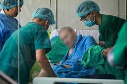 Bệnh nhân phi công người Anh đã tự bước đi