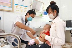 Tiêm vắcxin đủ mũi, đúng lịch cho trẻ để phòng bệnh bạch hầu