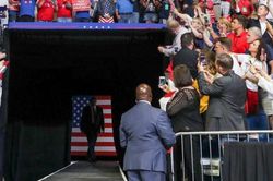 Nhiều mật vụ Mỹ tại cuộc vận động tranh cử của Tổng thống Trump phải cách ly