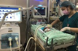 Tìm phương án tốt nhất điều trị cho bé sơ sinh bị bỏ rơi ở hố ga