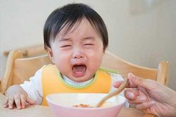 5 sai lầm của mẹ khiến trẻ biếng ăn, chậm lớn