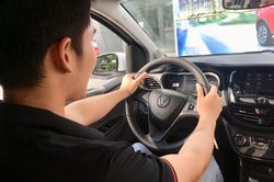 Khi lái xe, tư thế cầm vô lăng thế nào là chuẩn?