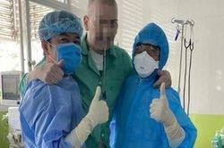 Phi công người Anh tự đứng dậy tập đi